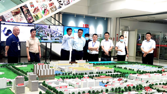 集團(tuán)總經(jīng)理吳波一行到東北襪業(yè)紡織工業(yè)園調(diào)研考察